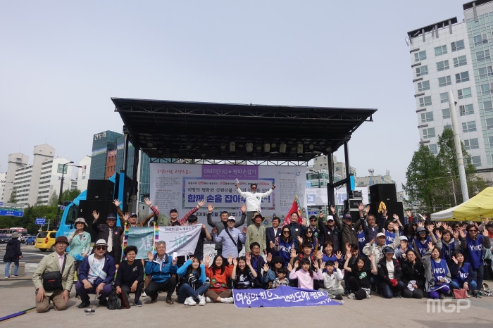 DMZ 평화인간띠운동 고양본부(본부장 최태봉)에는 여러 시민단체와 종교인들이 참여했다.