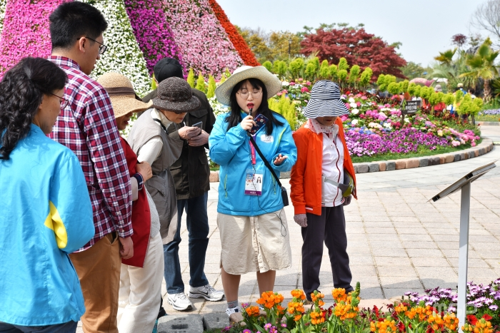 야외정원에서는 꽃 해설사들이 방문객들에게 꽃 설명을 하고 있다.