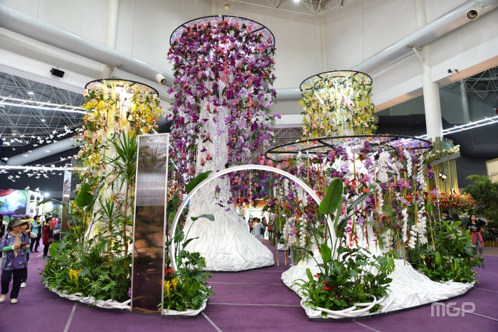 세계화훼교류관1 중앙에는 거대한 꽃 구조물이 있다.