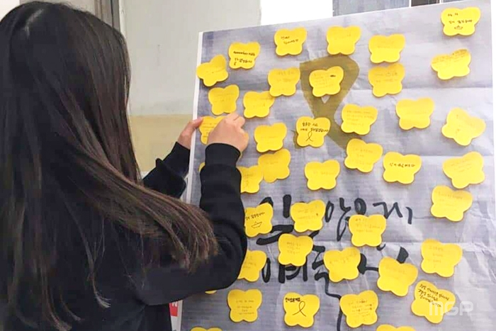 신비고 학생들이 세월호 유가족들에게 작성한 편지를 붙이고 있다.