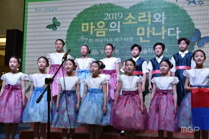 명지병원이 13일 개최한 예술치유페스티벌 개막식에서 어린이로 구성된 합창단인 정가단 ‘아리’가 애띤 목소리로 열창하자 많은 호응을 얻었다.
