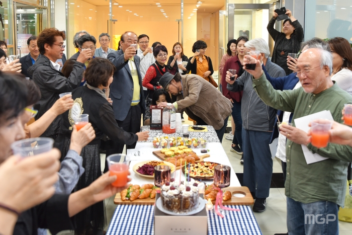 일산미술협회 회원들이 2019 정기전을 기념하는 건배제의를 하고 있다.