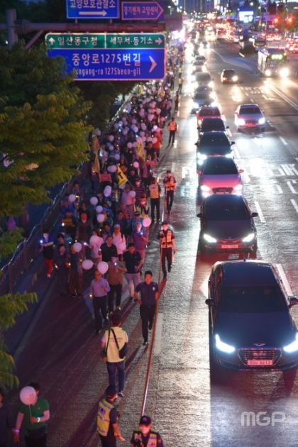 25일 3차 집회에서의 김현미 의원실까지의 가두행진은 2차 때에 비해 거리가 멀었음에도 더 많은 인원이 참여했다.