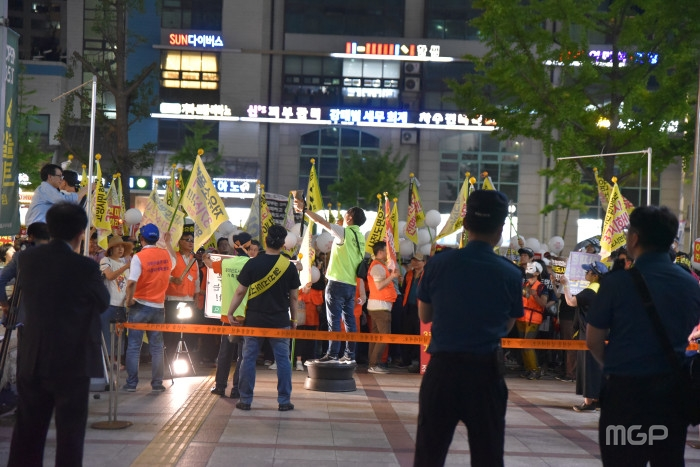 김현미 의원실 앞에서 경찰과 대치하고 있는 집회 참가자들