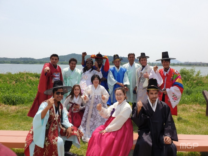 이민자들이 한국전통의상인 한복을 입고 체험을 해보고 있다.
