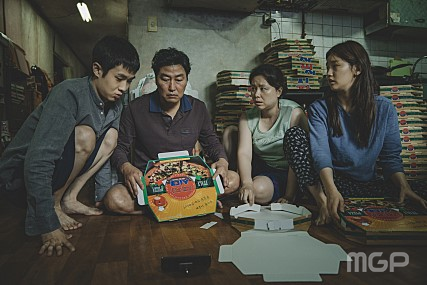 고양아쿠아스튜디오에 만든 반지하집은 영화에서 기택(송강호 분)의 가족이 살고 있는 곳으로 그려지며 영화 내내 빈곤층이 사는 ‘상징적인’ 장소다. 사진 = CJ엔터테인먼트 자료