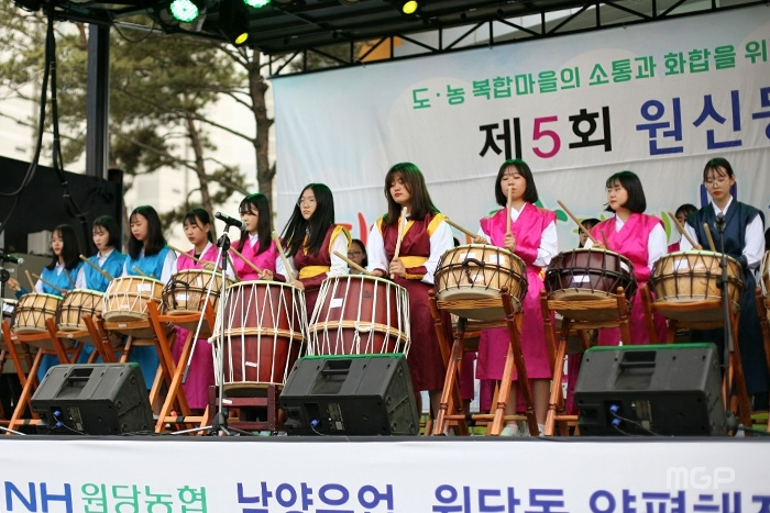 신원중학교 학생들이 난타 공연을 선보이고 있다.