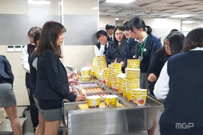 신비공감 학생들이 등교하는 학생들에게 컵밥과 음료수를 전달하고 있다.
