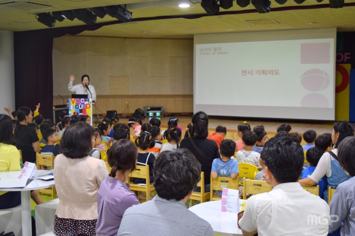 김수연 고양어린이박물관 학예사가 전시 기획의도를 설명하고 있다.