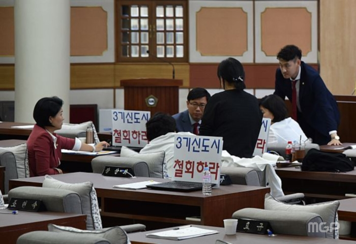 자유한국당의원들이 19일 시정질문 기회를 박탈한 더불어민주당의 각성을 촉구하는 성명서를 발표했다. 사진은 18일 더불어민주당이 본회의장에 입장하지 않자 한국당의원들이 머리를 맞대고 대책을 마련하려는 모습이다.