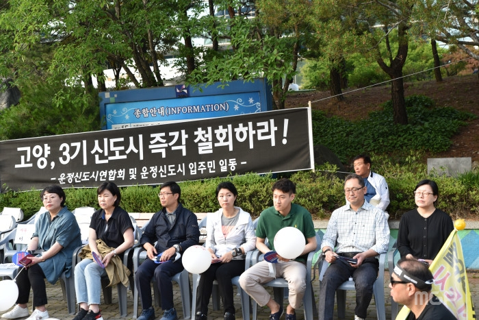 이날 7차 집회에는  고양시의회 한국당 의원 8명 중 이규열 시의원을 제외한 7명이 참석했다.