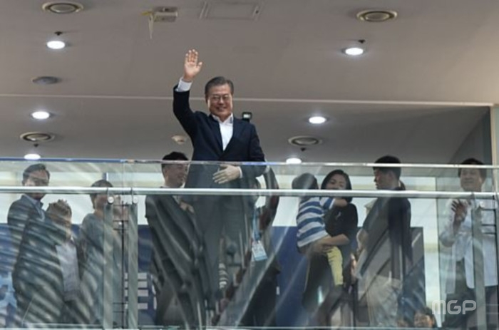 2일 고양시 백석동 일산병원을 방문한 문재인 대통령이 병원을 방문한 시민들에게 손을 흔들어 보이고 있다.