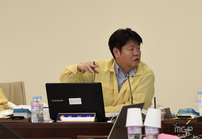 고양시의회 행정사무감사가 열린 1일 박한기 시의원이 피프틴 자전거와 관련 시설물 노후화에 대해 지적하고 있다.