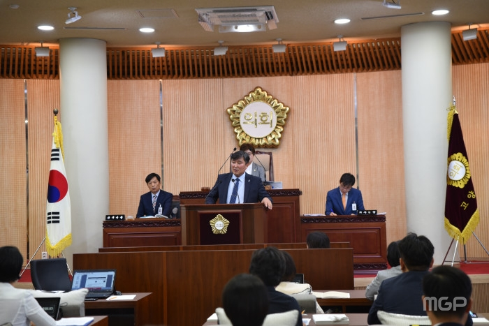 김서현 시의원은 이날 "수사관처럼 의혹을 다 밝히면 좋겠지만 그럴 수 없는 것이 고양시의회다”고 말하며 감사원에 대한 감사 청구를 곧바로 하자는 의견을 개진했다.   