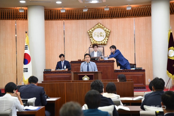 박시동 10일 시의원이 ‘고양시 3기 신도시 미래비전 및 자족도시를 위한 촉구 결의안’에 대한 반대토론을 하고 있다.
