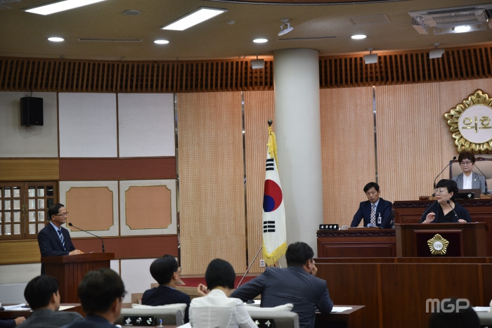 박현경 시의원이 이재준 시장에게 창릉 3기 신도시 관련 시정질의를 하고 있다.