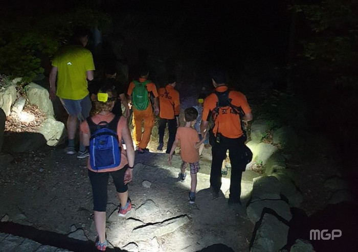 북한산을 하산하던 중 길을 잃어버린 러시아 가족 4명이 14일 밤 고양경찰서 119 구조대에 의해 안내를 받으며 산을 내려오고 있다.