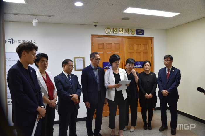 고양시의회 자유한국당은 24일 성명서를 통해 "강경자 의원과 김서현 의원을 함께 윤리특별위원회에 회부하고자 징계안을 제출한다"고 밝혔다.