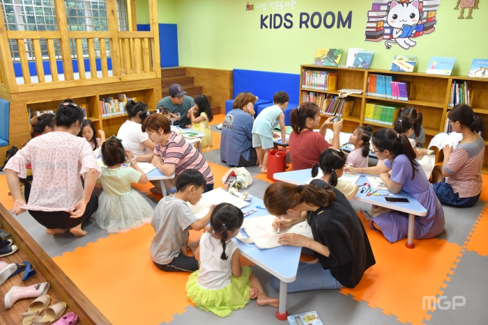 내유 작은도서관 유아방에서 어린이들이 체험활동을 하고 있다.