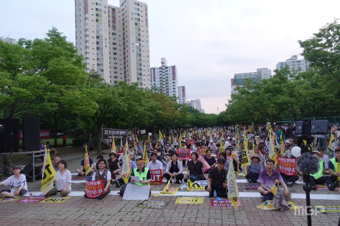 여름 장마철로 주말 궂은 날씨에다 후덥지근한 날씨에도 불구하고 3기 신도시 철회를 요구하는 많은 주민들이 마두동 강촌공원에서 9차 집회를 벌였다.