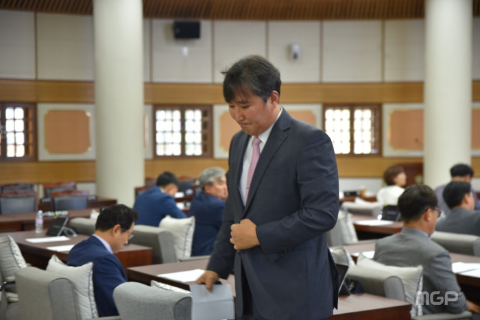 ‘김서현 의원 음주운전 관련 윤리특위 구성의 건’이 상정되자 김서현 의원이 본회의장을 퇴장하고 있다.