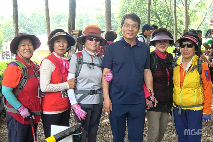김진의 조합장이 산악회원들과 기념사진을 찍고 있다.