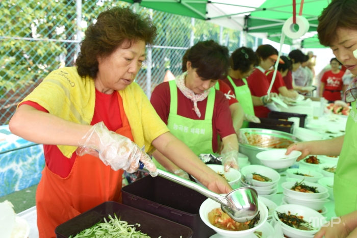 지도체육회 회원들이 식사를 준비하고 있다.