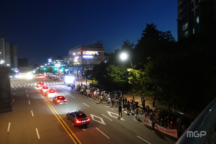지난 18일 식사역을 요구하는 식사, 풍동 주민들이 식사동 아파트단지에서 일산복음병원까지 걷는 거리행진대회를 벌였다.