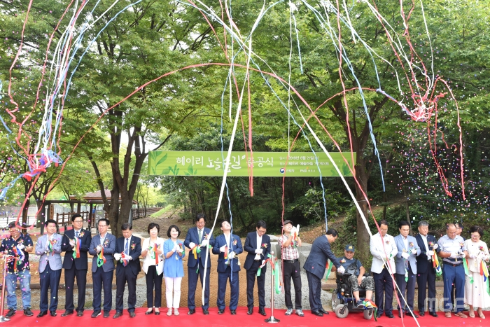 파주시는 21일 헤이리 예술마을 노을동산공원에서 '헤이리 노을숲길 준공식'을 개최했다.