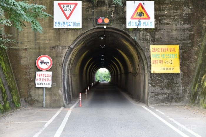 '쌍굴' 중 상부에 있는 터널은 약 100m 길이로 자동차가 왕래한다.