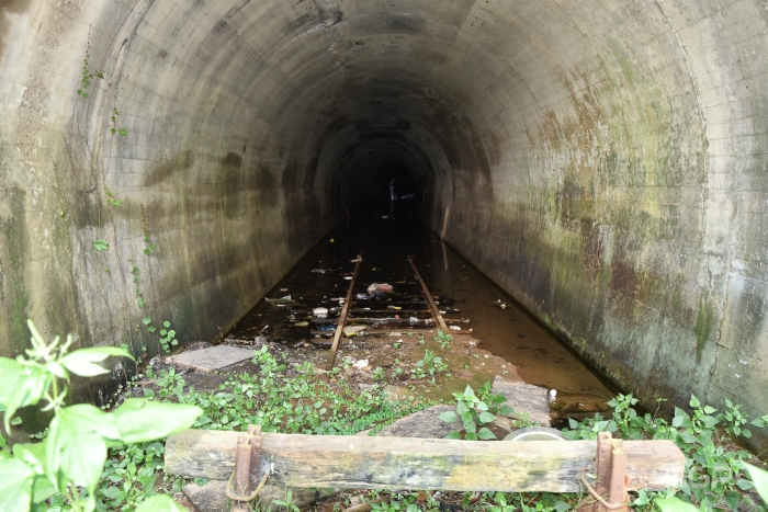 하부에 있는 터널의 다른 한쪽은 개방되어 있지만 거의 방치되다시피 했다. 물이 고인 바닥을 들여다버면 일제강점기 때 깔아놓은 철로가 보인다.