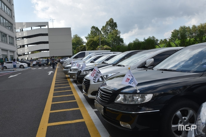 일산서구청 주차장에 도열해있는 카퍼레이드 차량들.