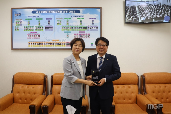 김경희 도의원이 27일 2019년도 상반기 제2교육위원회 의정대상을 수상했다.