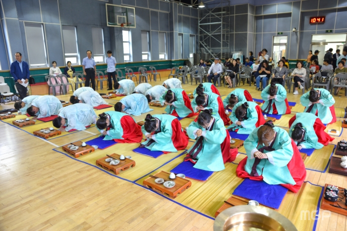 성년례에 참여하는 학생들이 절을 올리고 있다.