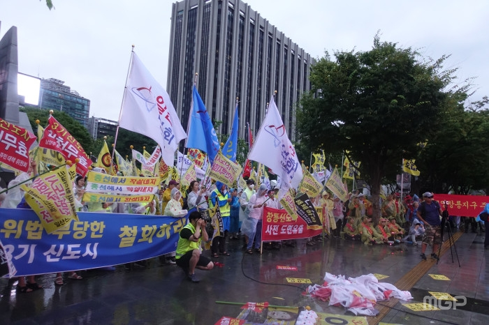 제13호 태풍 링링의 역대급 비바람에도 불구하고 일산연합회 등 3기 신도시 개발에 반대하는 주민들이 7일 오후 5시부터 서울 광화문광장에서 집회를 강행했다.