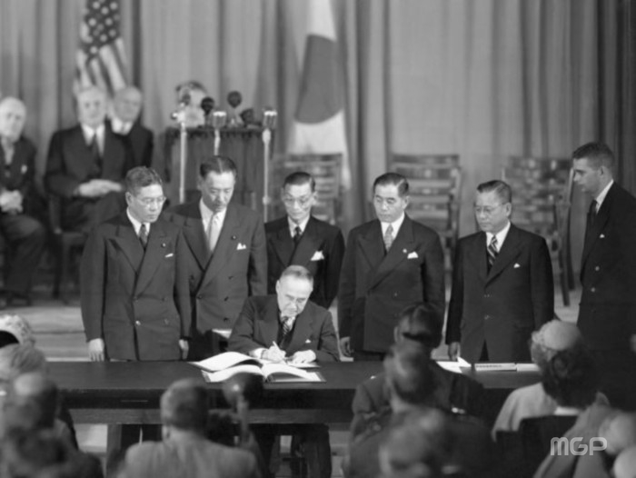 샌프란시스코 강화조약에 서명하는 일본 총리 시게루 요시다.