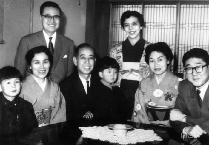 아베가(家)의 가족 사진. 사진 가운데의 남자 아이가 바로 아베 신조 현 수상이다. 어린 아베를 무릎에 앉힌 사람이 외조부인 기시 노부스케 전 일본 총리, 그리고 맨 오른쪽의 안경쓴 남자는 부친인 아베 신타로다.