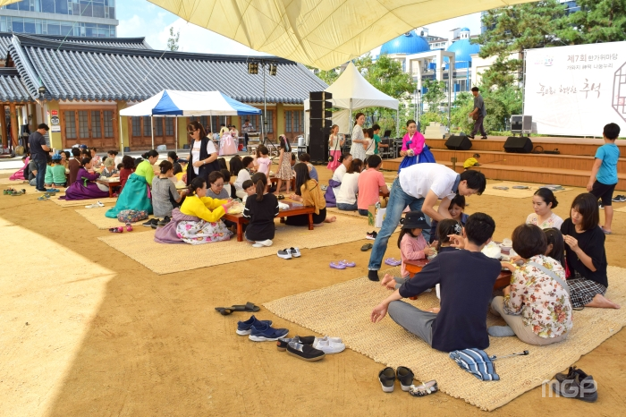 제7회 한가위마당이 15일 고양문화원 야외공연장에서 열렸다.
