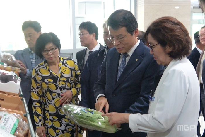 김진의 전국로컬푸드협의회장이 이은숙 국립암센터 원장에게 로컬푸드를 설명하고 있다.