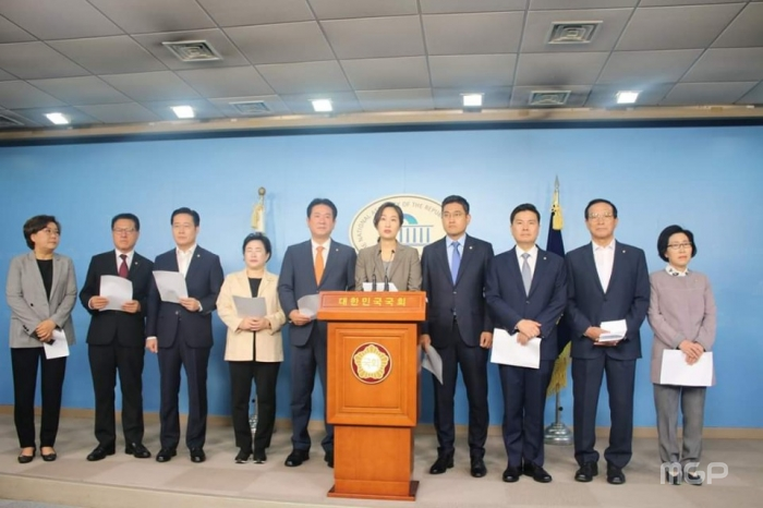 24일 국회 정론관에서 바른미래당 김수민 여성최고위원이 성명서를 발표하고 있다.