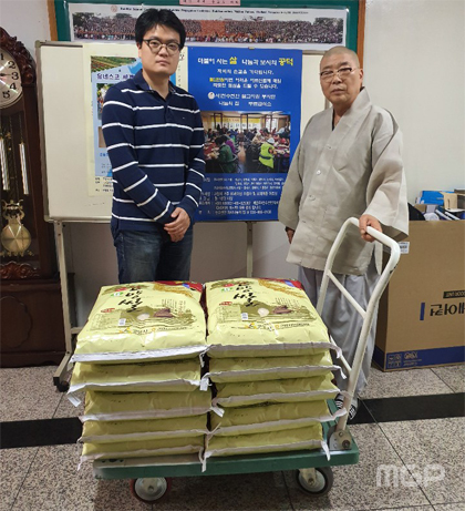 고양시공무원노동조합은 24일 무료급식봉사단체인 천수천안불교자원봉사단체를 찾아 고양쌀 20kg 10포를 전달했다고 밝혔다.