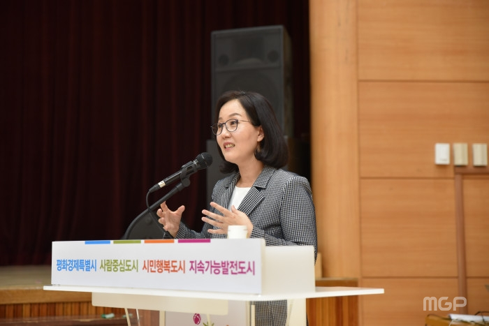 24일 열린 3기 신도시 관련 강연회에서 방청객 질문에 답변하고 있는 김현아 국회의원.