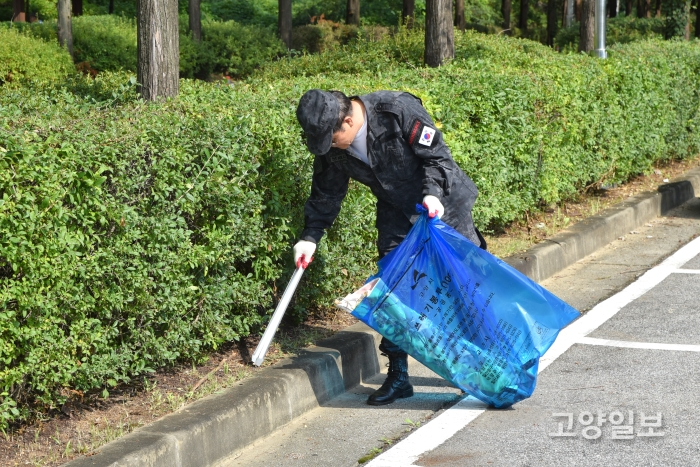 행주산성 역사공원 일대에서도 쓰레기 정화활동을 진행했다.
