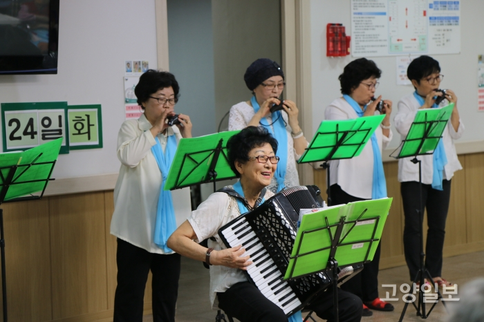 꽃노인공연봉사단이 아코디언&오카리나 공연을 하고 있다.