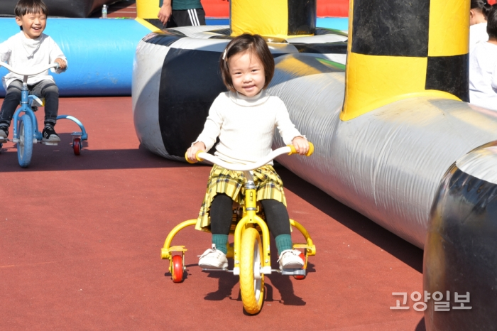 어린이가 자전거를 타고 있다.