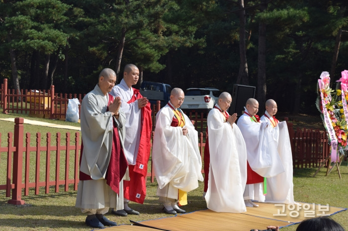 10여년 동안 영산재가 세계무형문화재가 될 수 있도록 노력한 동국대 교수인 법현(맨 왼쪽) 스님과 영산재보존회 회원들의 모습.