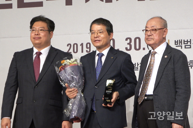 김진의 일산농협 조합장이 ‘2019 대한민국 자치발전 대상’에서 사회단체 부문 대상을 수상하고 있다.