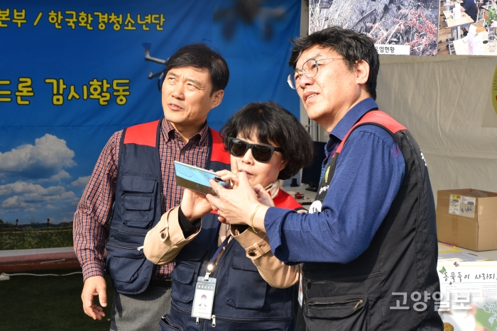 한국환경운동본부 회원들이 드론 테스트를 하고 있다.