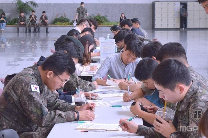 군 장병들이 취업박람회에서 이력서를 작성하고 있다.