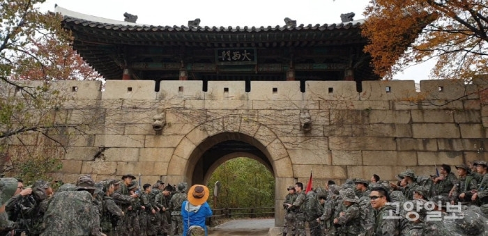 정동일 역사문화재 전문위원이 군장병들과 함께 행군하는 중 북한산에서 전사(戰史)에 대한 해설을 진행하고 있다. 사진 = 고양시